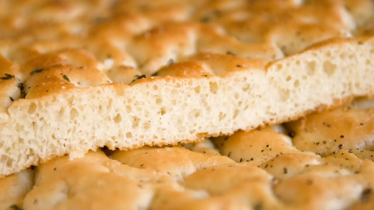 Tutti parlano di questa focaccia morbida: ecco la ricetta passo passo