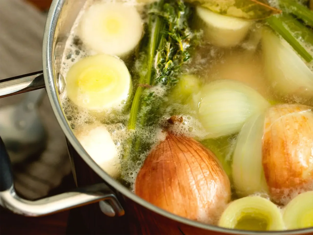 Come preparare il brodo vegetale: ecco gli errori da evitare