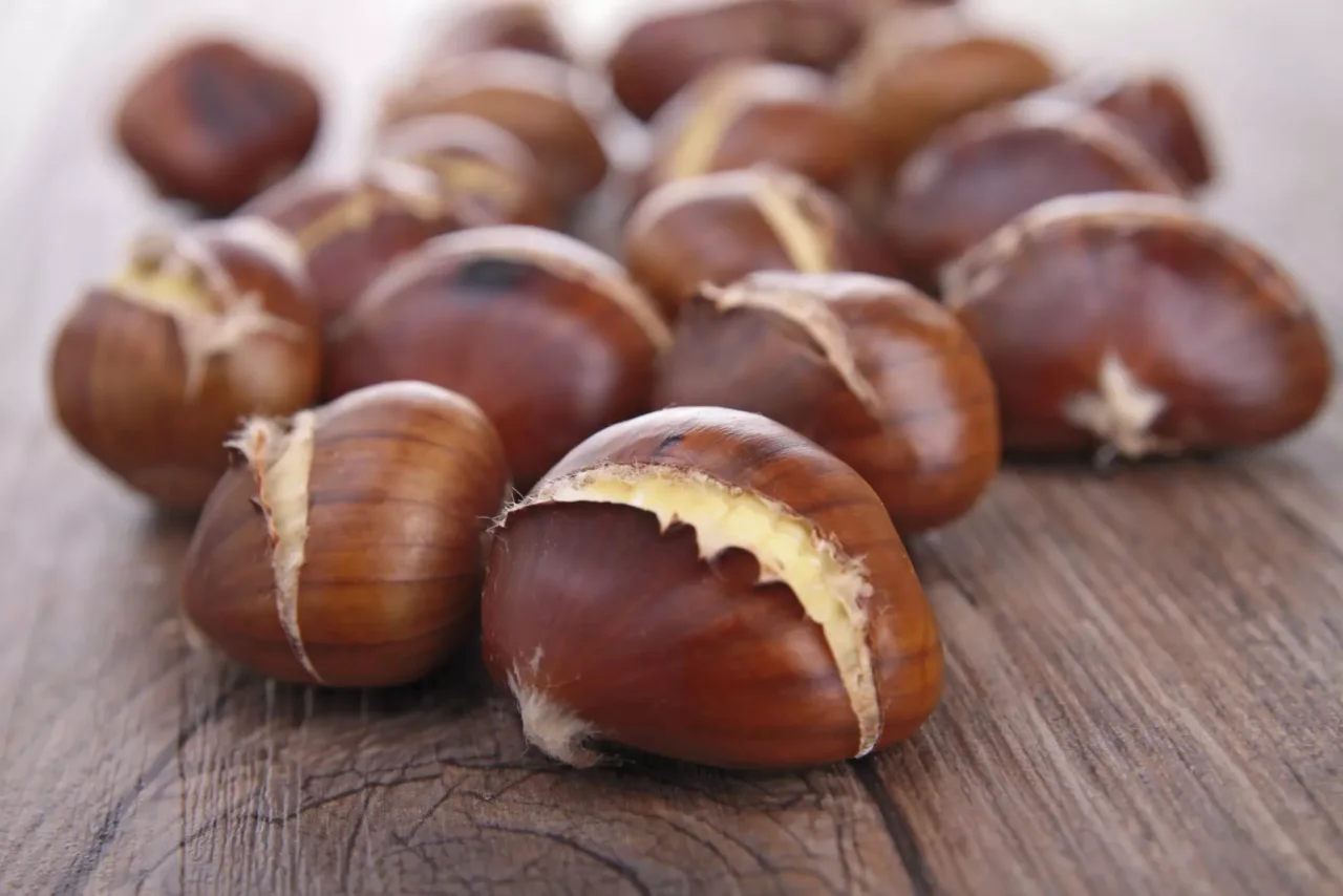 Come fare le castagne al forno: il trucco per sbucciarle facilmente