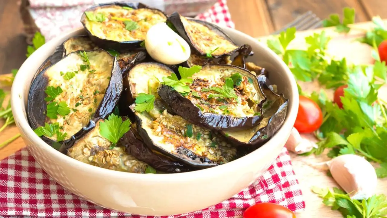 Come cucinare le melanzane al forno: il segreto per renderle leggere e gustose