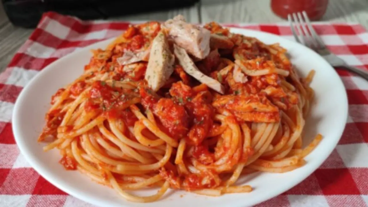 Pasta al tonno cremosa in 7 minuti con un solo segreto