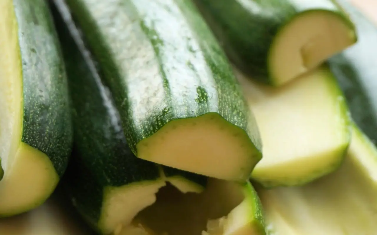 Zucchine croccanti come fritte ma senza olio: la tecnica sorprendente