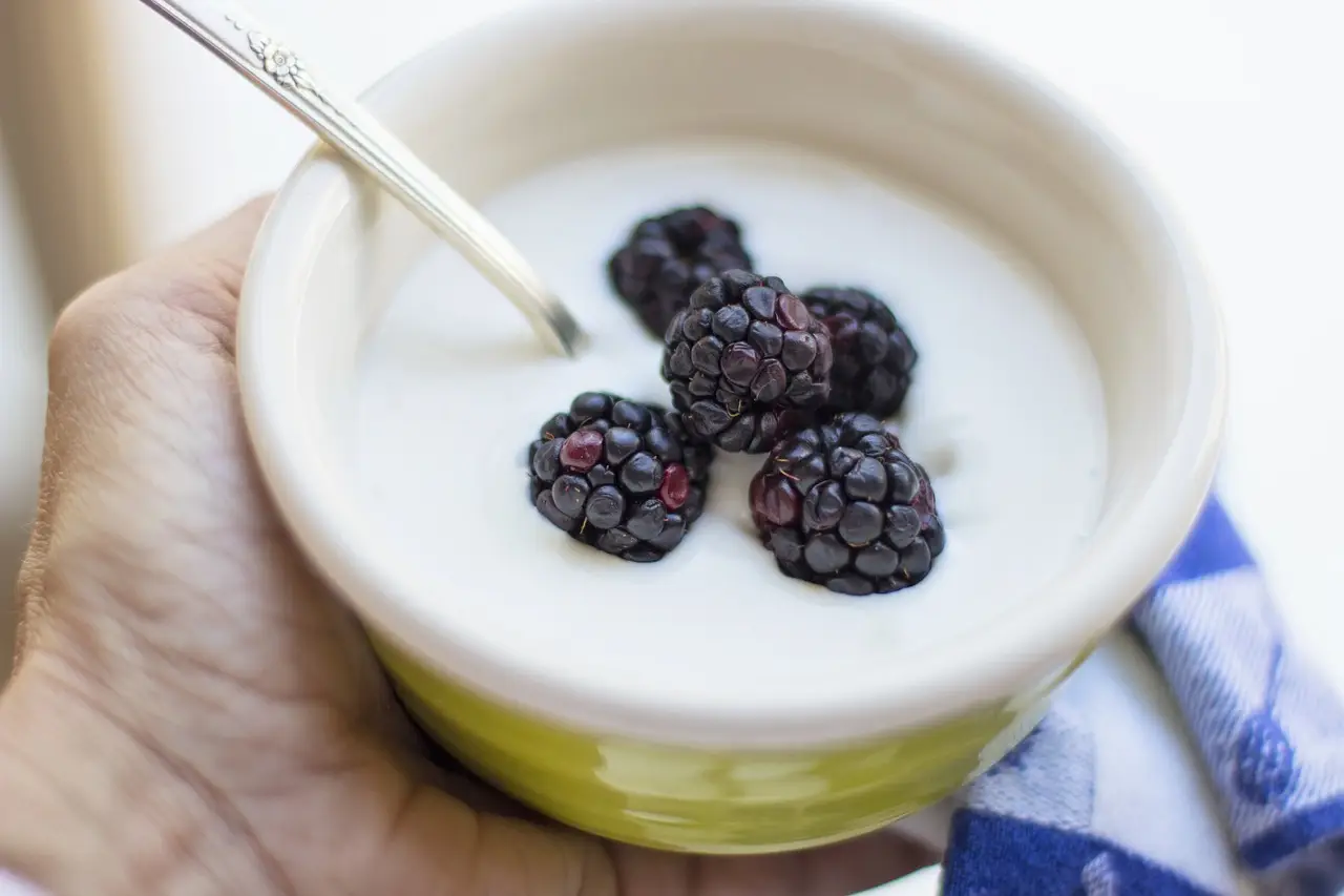 Come preparare lo yogurt in casa? Il metodo facile senza yogurtiera