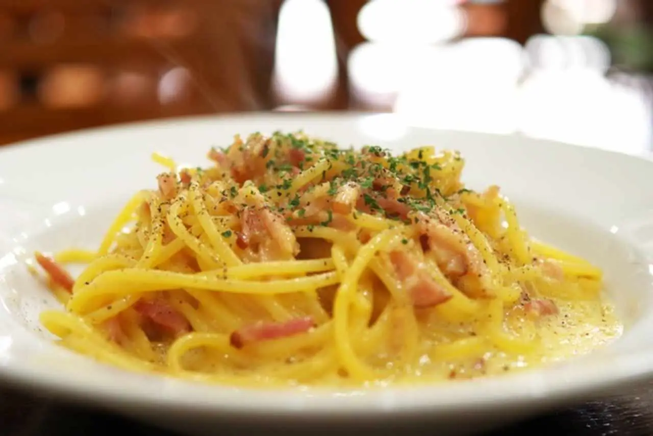 Come ottenere una salsa carbonara cremosa senza usare panna