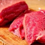 Non conservare mai la carne così: ecco cosa succede dopo poche ore