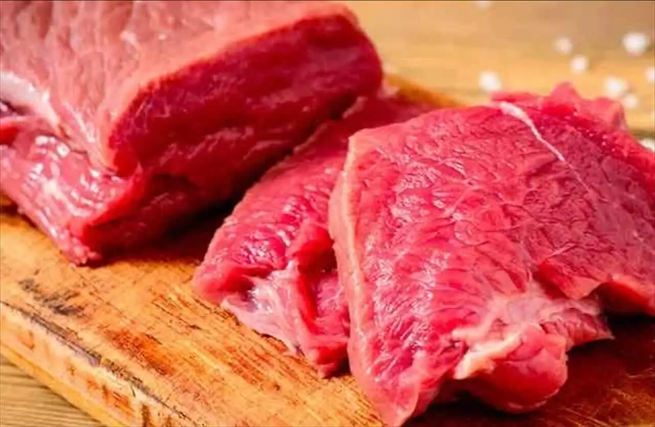 Non conservare mai la carne così: ecco cosa succede dopo poche ore